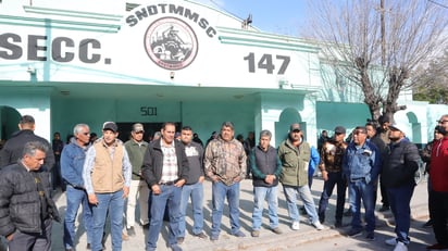 Asamblea de obreros en calma, con el blindaje de seguridad