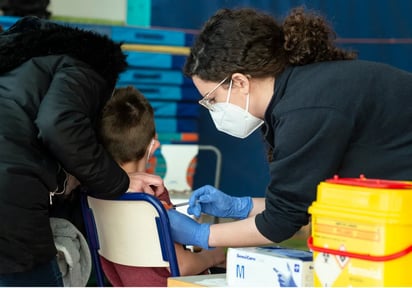 La vacuna también protege a los niños del covid persistente