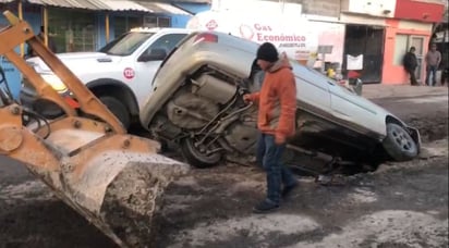 Septuagenario cae en un hoyo sobre la calle