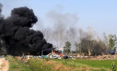 VIDEO: Explosión en fábrica de fuegos artificiales en Tailandia deja 23 muertos