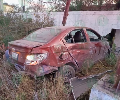 Cafre resulta ileso tras estrellar su auto contra barda en los límites Monclova-Castaños