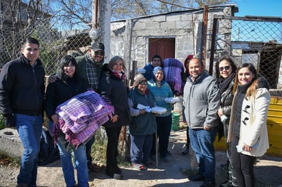 Norma Treviño reparte cobertores y vales de gas en las colonias