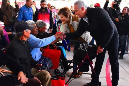 Román Cepeda dirige un equipo de servicio en la colonia Vicente Guerrero de Torreón