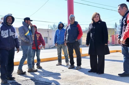 Alcaldesa de Sabinas comparte chocolate y pan con las cuadrillas de Ecología y Bacheo