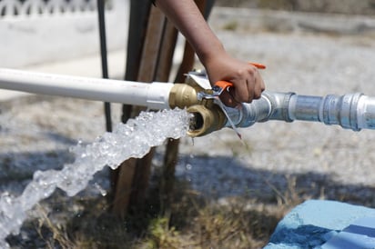 Consumen agua, pero no pagan el recibo