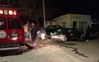 Ebrio jovencito omite rotulo de alto y provoca aparatoso accidente