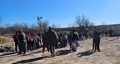 A los migrantes no los detiene el frío y se arriesgan a cruzar el río 