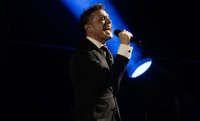 Luis Miguel enloquece a fans tras bajar de su helicóptero y saludarlos de mano