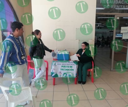 IMSS aplica vacuna contra Covid-19 y de Influenza en brigadas en dependencias públicas