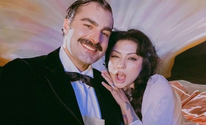 Mon Laferte divide opiniones por video musical en el que 'disfruta' del sexo oral