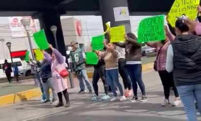 Padres de familia hacen bloqueo en Coacalco; acusan abuso sexual a un niño de 7 años en escuela