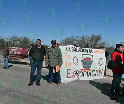 Obreros de AH entregan petición al presidente de la república en sus manos