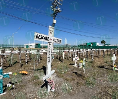 Cruces en honor a los 65 mineros caídos en el 2006 en Pasta de Conchos