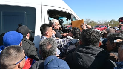 AMLO honra a mineros caídos y escucha demandas obreras