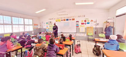 Policías imparten pláticas a niños de primaria