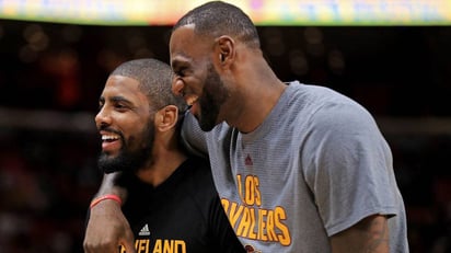 Reporte: Kyrie Irving intentó reunirse con LeBron James