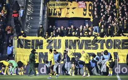 Aficionados de la Bundesliga protestan y lanzan monedas de chocolate