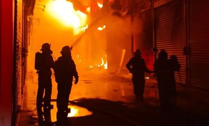 Incendio consume 50 locales de mercado textil en Cuitzeo, Michoacán