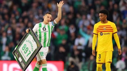 Betis y Barcelona hacen pasillo a Andrés Guardado en despedida