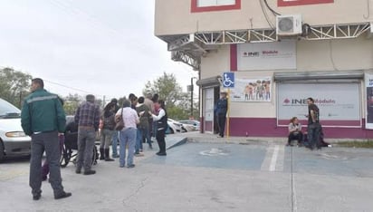 Ciudadanos desafían al frío y las lluvias en último día de trámites INE  