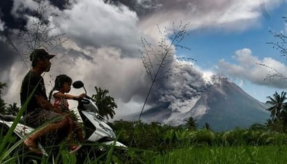 Evacuan a miles por erupciones en el monte Merapi y otros volcanes de Indonesia