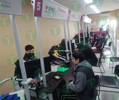 Fila en el registro del INE al vencer plazo de trámite de credencial