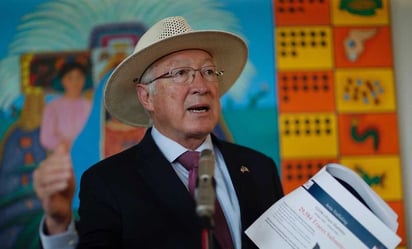 Ken Salazar desconoce supuesto tráfico de armas de ejército estadounidense; pedirá informe