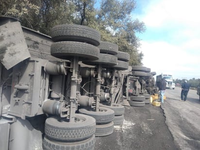 Tráilers protagonizan choque en Nava y bloquean la carretera 57