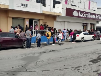 Fila afuera del registro del INE al vencer el plazo para la credencial