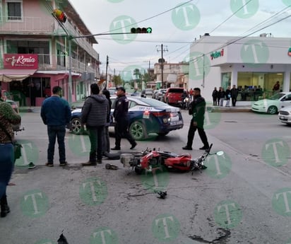 Dos menores y su padre quedan gravemente heridos tras choque de moto