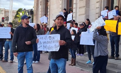 Se manifiestan integrantes de la comunidad LeBarón por familiares desaparecidos; aún hay dos sin localizar