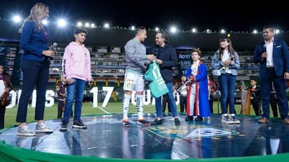 Ante miles de fanáticos, León presentó a Andrés Guardado