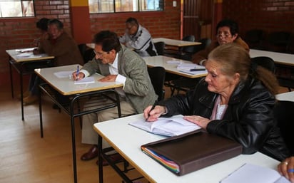 Abuelitos luchan por dejar de ser analfabetas en la región centro