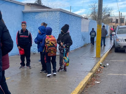 Alumnos de escuelas Monclova y Ramón regresan a  las aulas 