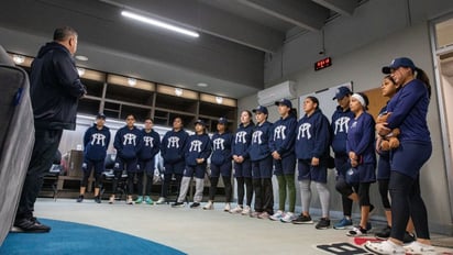 Bat girl de Sultanes Femenil, ‘psicóloga’ y madre de figura regia del Águila de Veracruz