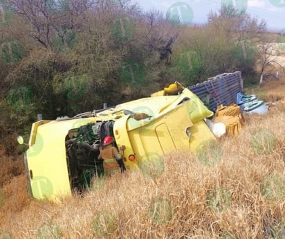 Dormita al volante y vuelca en la carretera Monclova-Monterrey