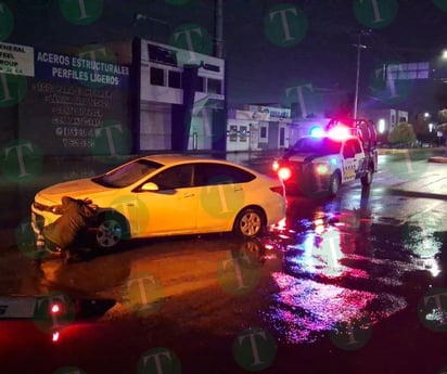 Conductor resulta ileso tras estrellar su auto contra un camellón 