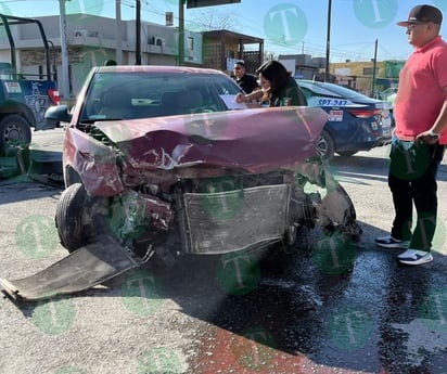 Joven conductor intenta vuelta prohibida y colisiona contra camioneta 