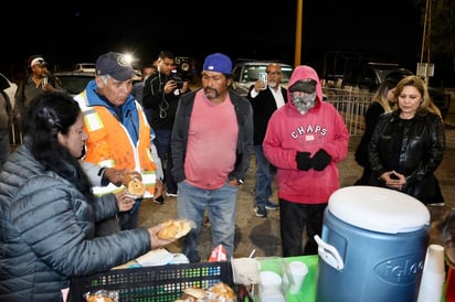 Diana Haro Martinez agradece a los trabajadores de recolección de basura