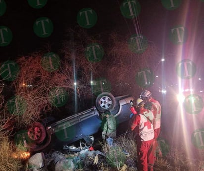 Dos hombres escapan ilesos tras espectacular volcadura en Castaños