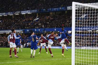 Show de atajadas de Dibu Martínez para salvar al Aston Villa de la eliminación ante el Chelsea de Enzo 