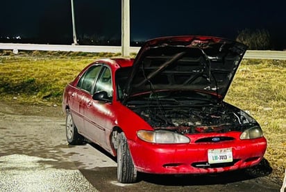 Automóvil se incendia por un cortocircuito en la colonia Bravo