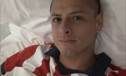 Chicharito Hernández se fue a dormir con el jersey de las Chivas puesto