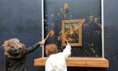 Activistas tiran sopa al cuadro de la Mona Lisa en el Museo del Louvre de París