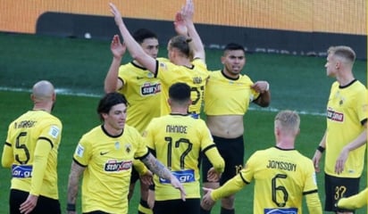 El AEK Atenas goleó al OFI Creta y podría cerrar como líder de la Liga de Grecia