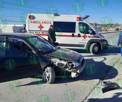 Madre e hija hospitalizadas en un choque contra arbotante