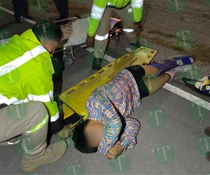 Jóvenes la libran tras volcadura en la carretera 30