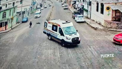 Captan cuando se abre puerta de ambulancia y cae paciente a la calle en Chiapas