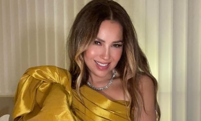 Thalía luce hermosa y juvenil con divertido trench coat de Snoopy