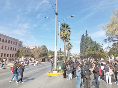 Jóvenes bloquean Carranza por la candidatura de Octavio